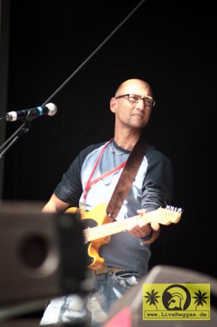 Jahcoustix (D) with The Dubios Neighbourhood 13. Chiemsee Reggae Festival - Main Stage - 18. August 2007 (3).JPG